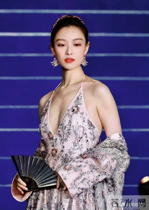 演员倪妮生图状态,大骨架,排骨胸挂不住肉,瘦的吊带裙撑不起来