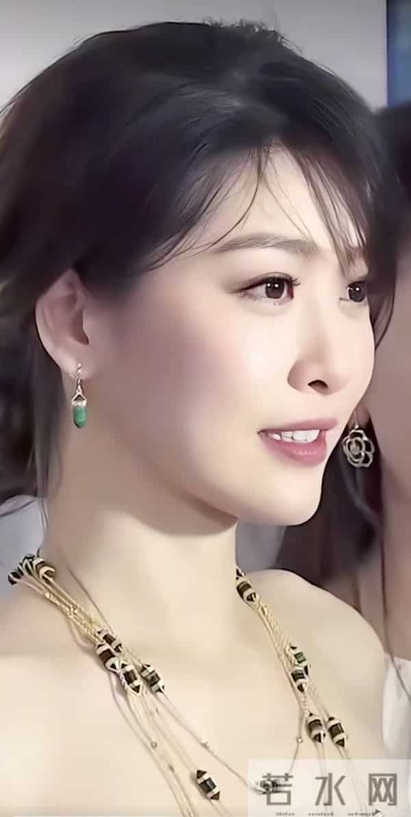 周丽淇真是360度的美,眼睛有特点,会放电,皮肤也是白皙无暇