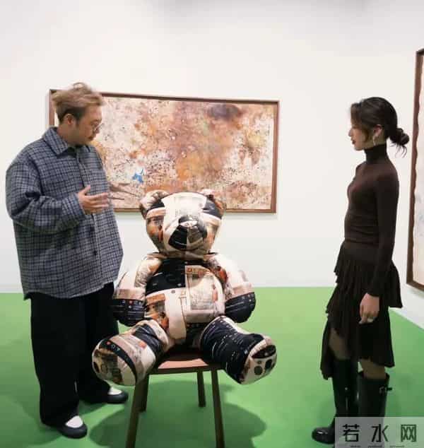 杜海涛与章泽天一起看展,奶茶妹妹发髻低挽,腰肢纤细,太美了!