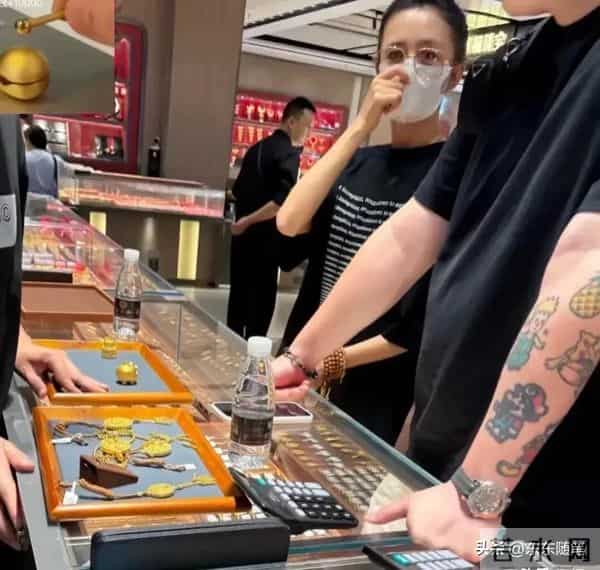 42岁佟丽娅在深圳水贝买黄金首饰,打扮低调朴素,但花钱毫不手软