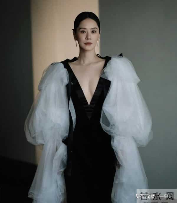 47岁海清烫头出席活动 身姿挺拔 笑容有亲和力 发型老气 没有直发好看