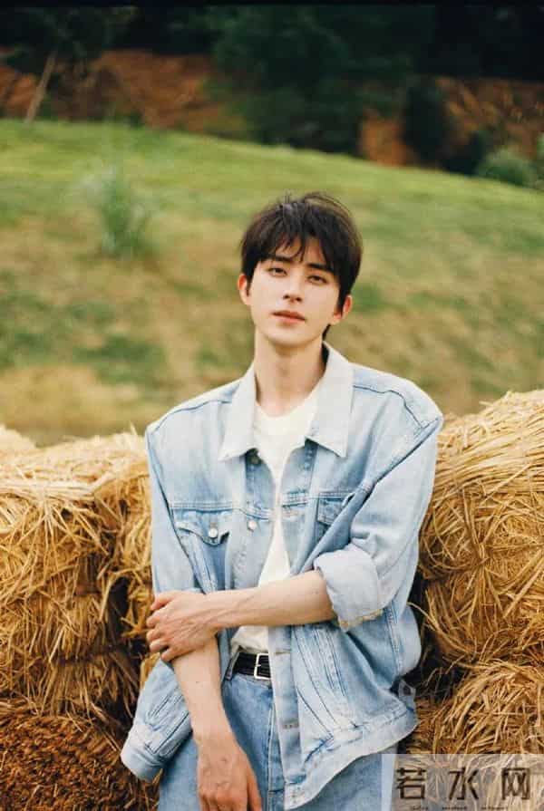 演员敖瑞鹏被跟车别停,本人下车与司机对峙,工作室回应:已报警,此前曾因和他们沟通,工作人员被车开起来带走好几米