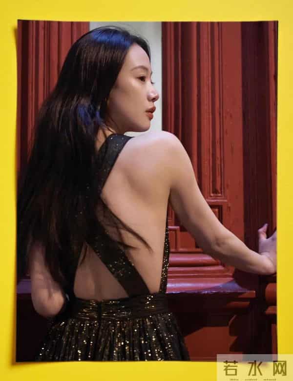 32岁李梦红毯造型屡破尺度,为何从不穿内衣真空秀背深V博出位吗