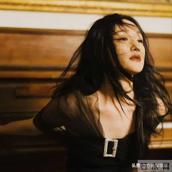 50岁周迅头发花白,瘪嘴模样一脸老态认不出,无儿无女成最大遗憾