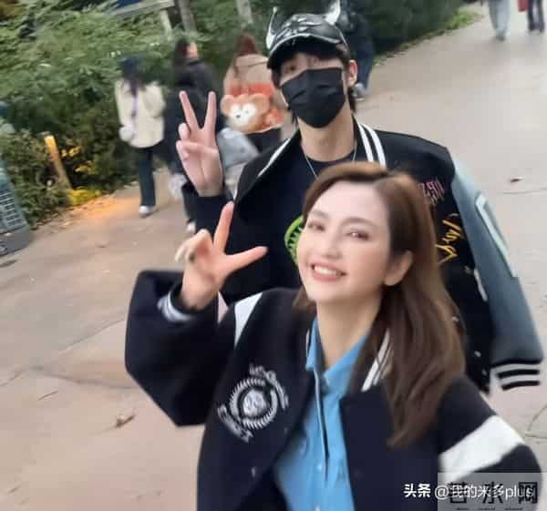 张丹峰一家4口团聚!喊25岁继子张镐濂大宝贝,洪欣久违一脸幸福