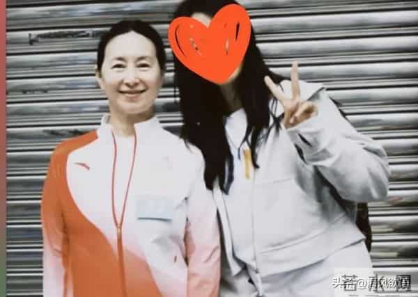 何超琼传递火炬像换了个人,没珠宝没华服,温柔得像邻家姐姐