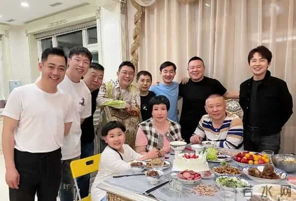 郭德纲带妻儿澳洲度假，大庄园挽手合照，郭汾阳扎耳洞手机不离手