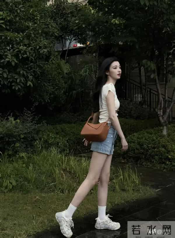王楚然 蜂腰长腿肌肤如雪,笔直修长大白腿,不愧是上戏校花