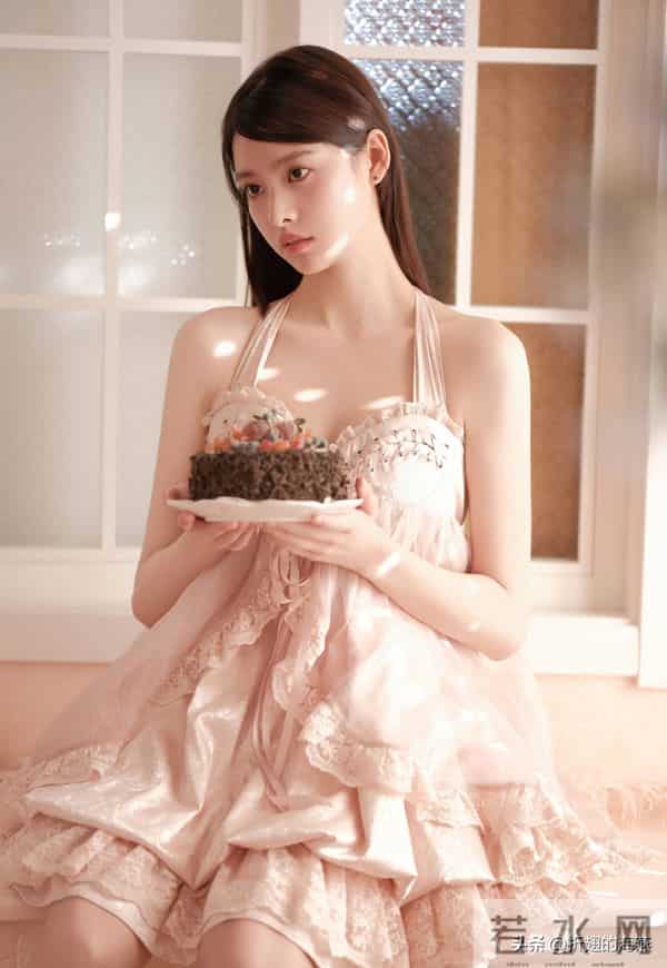 张艺上经典丝袜妆造美图集