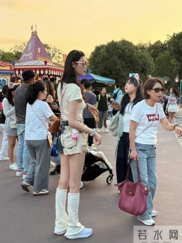 奚梦瑶和女儿现身迪士尼,女儿遗传大长腿基因,网友神评论