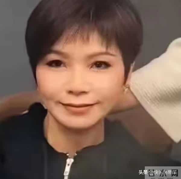 汪小菲儿子正脸曝光,与汪小菲如出一辙,张兰与孙儿同游乐开花