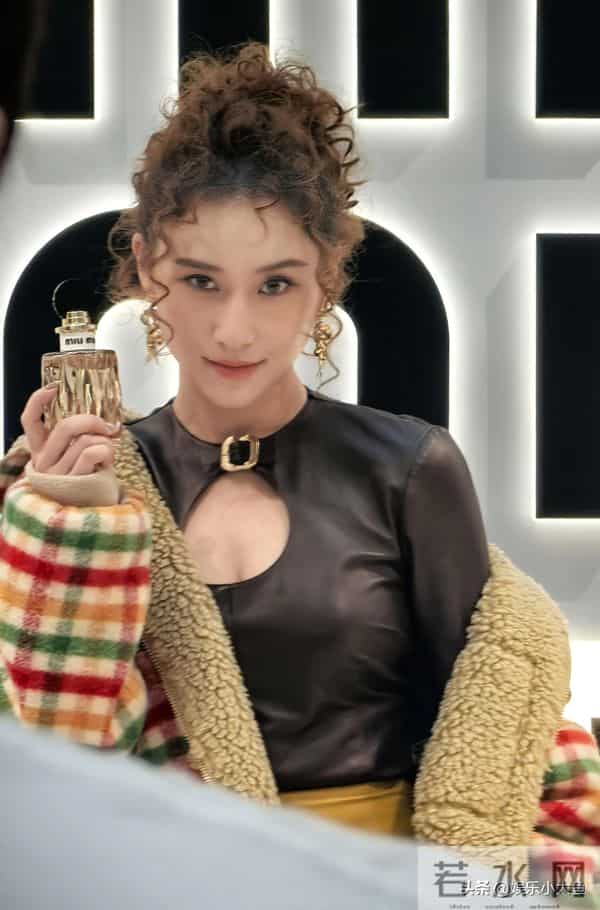 何超莲参加上海miumiu活动,穿格子外套配超短裙,羊毛卷发型好美