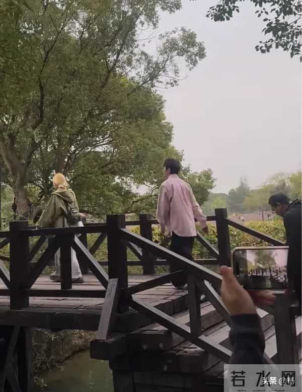 51岁何炅乌镇被偶遇，穿粉色条纹衬衣步伐矫健，带金丝眼镜显年轻