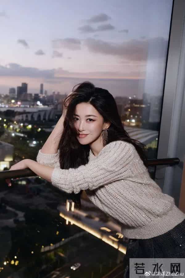 被称“社交灾难现场”!“顶级白富美”翁青雅向女演员朱珠道歉