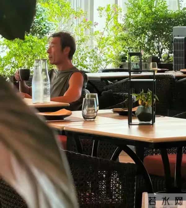 许志安 张卫健在香港浅水湾喝下午茶,他侧脸显老,张卫健光头显眼