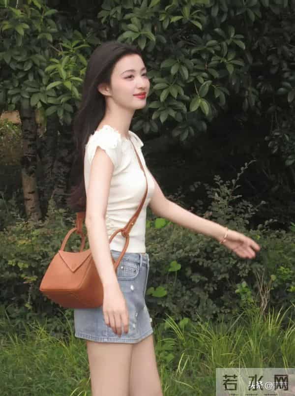 王楚然 蜂腰长腿肌肤如雪,笔直修长大白腿,不愧是上戏校花