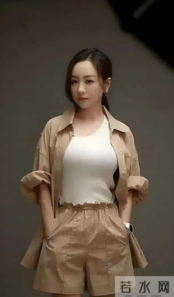 杨蓉这胸是真的吗？跟两个足球一样了，真的非常好看了