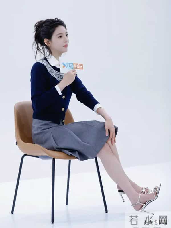 章若楠可爱的高跟鞋,光脚丫很粉嫩,她太水灵了