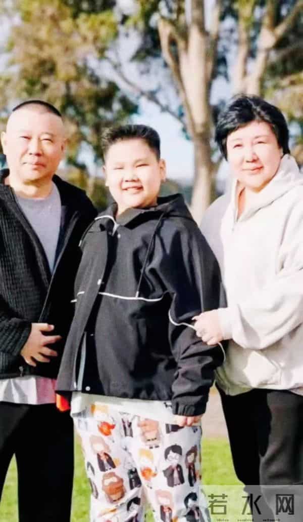 郭德纲10岁小儿子颜值曝光,肥头大耳的,那么小打耳洞有点太早吧
