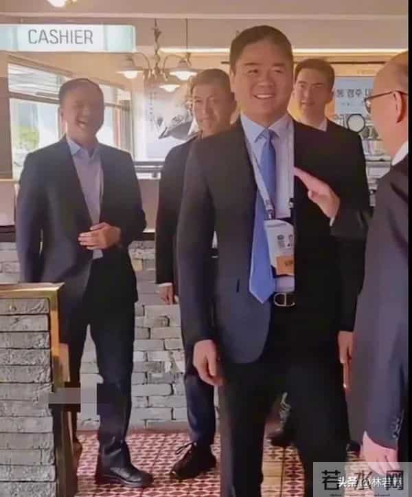 刘强东章泽天出席峰会,夫唱妇随好甜蜜,章泽天打扮休闲,很松弛