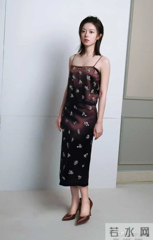 赵今麦今日新物料释出,穿吊带印花连衣裙,妆容淡雅又美又瘦!