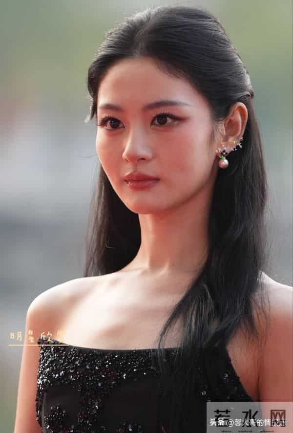 高颧骨多不上镜?文荣奖上于正旁边的赵晴近拍和远拍仿佛是两个人