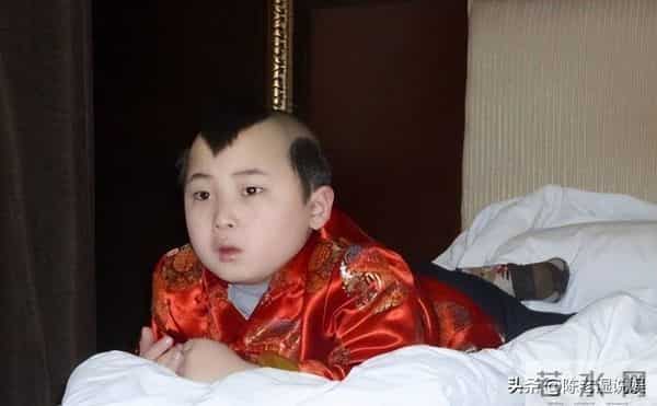 6岁上春晚年入百万,被父母“吸干血”的邓鸣贺,去世前年仅八岁