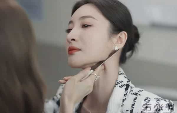 突发!TVB视后拍新剧被曝受伤,全副武装坐轮椅现身医院