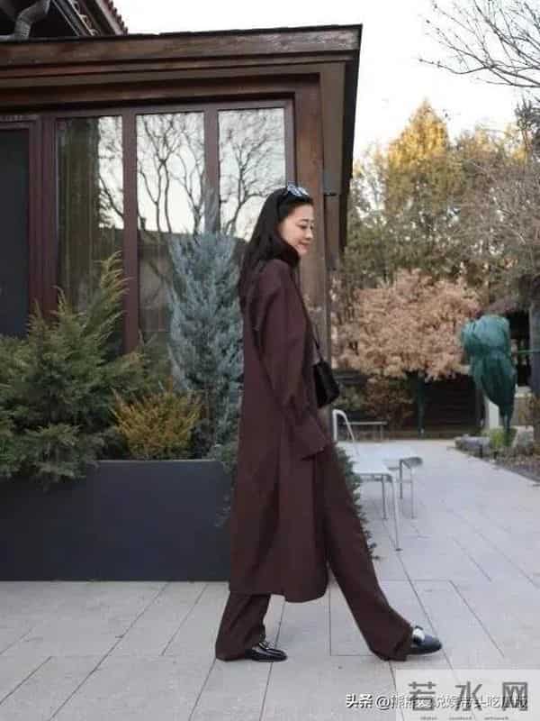梅婷瘦身后气质大变!棕色大衣+白长T+阔腿裤,时髦减龄又高级!