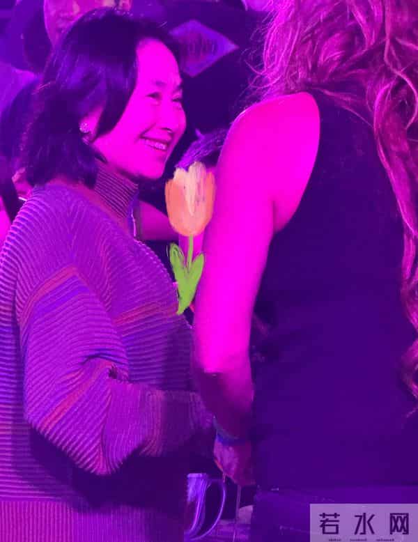 何超琼戴大钻石耳饰很华丽,她的头发白了,她和何超盈女儿合影