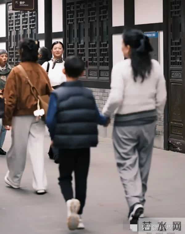 张兰与亲家母同框，祖孙三代游成都，一家团圆好幸福，孩子也开心