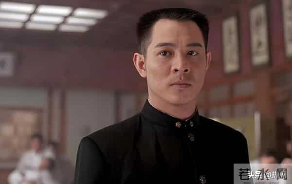 62岁李连杰豪宅游泳，脱光上衣“自证清白”，大腹便便并无刀疤