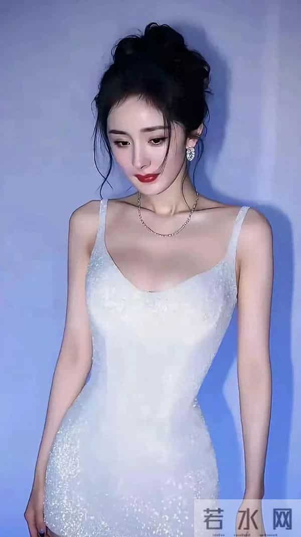 杨幂身穿一袭性感吊带连衣裙，身材火辣很是性感“撩人”