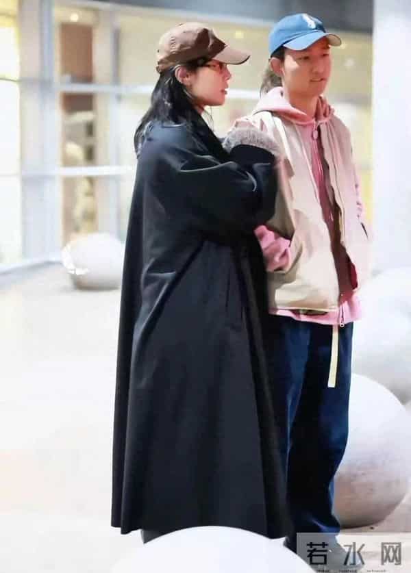 白百何带俩儿子现身，17岁大儿子像陈羽凡，5岁二宝太机灵