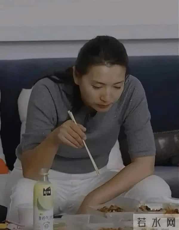 陈好吃饭的时候 两腿岔开 胳膊撑在腿上 皮肤又光又滑 一点都不显老