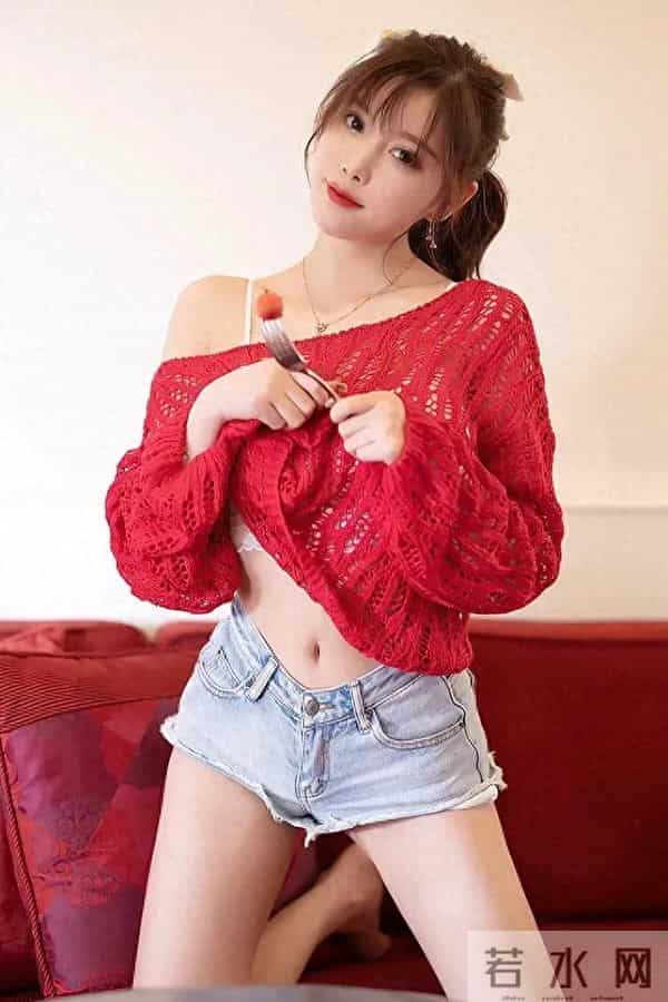 杨晨晨身穿红色镂空罩衫搭配牛仔热裤,这也太妩媚性感了吧