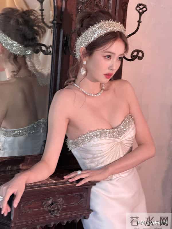 白鹿微博视界大会红毯白鹿真的牛奶皮肤好完美的身材！