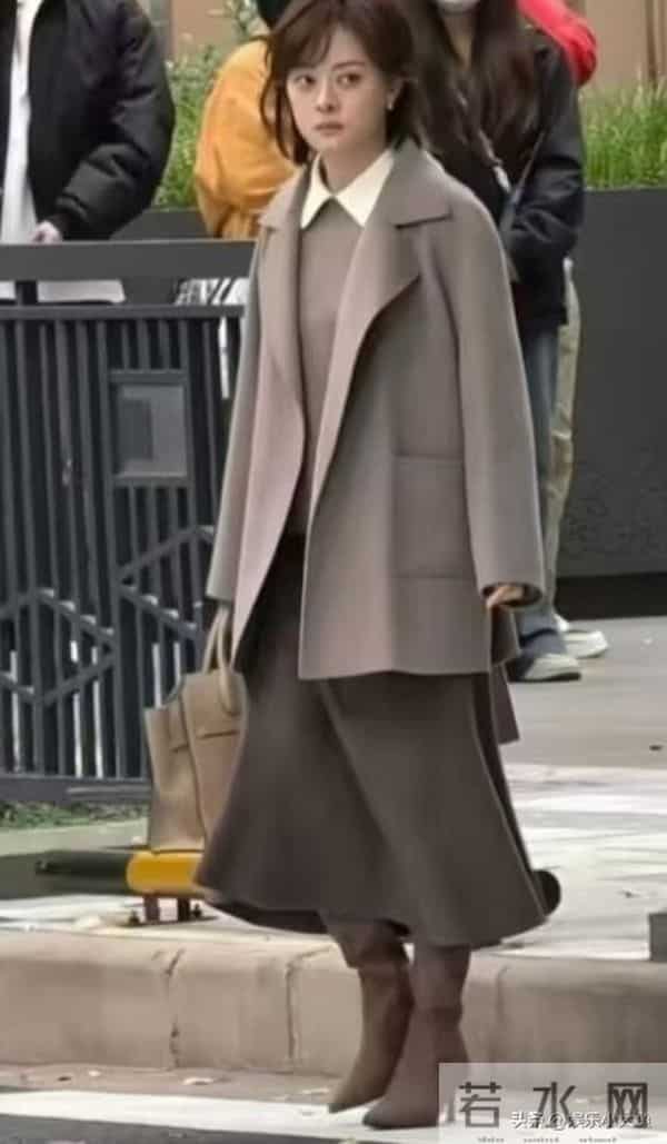 孙俪无锡拍戏被偶遇，身穿毛呢大衣新发型好洋气，本人又瘦又美！