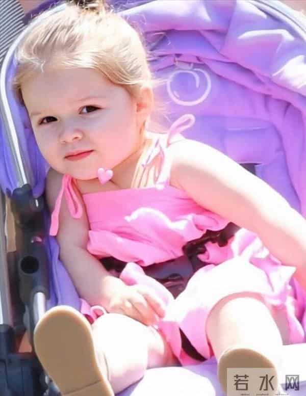 贝克汉姆圆梦封爵!一手牵贝嫂一手牵小七,俩儿子像“保镖”