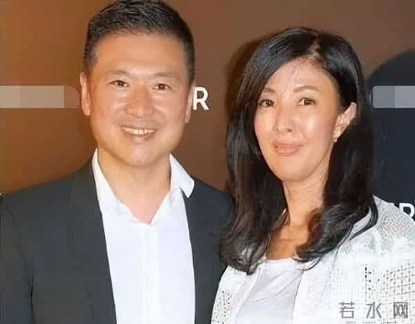 李嘉欣姐姐在上海参加继子婚礼,被敬茶笑不拢嘴,15岁儿子罕露脸
