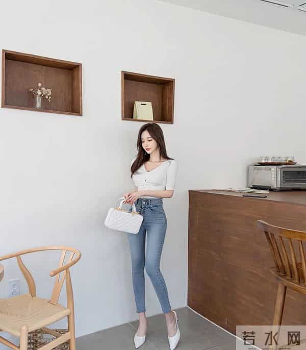 孙允珠 绞花碧螺白上衣修身牛仔裤