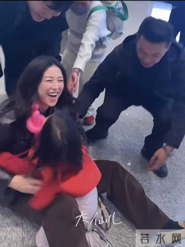 朱珠被4岁女儿扑倒，瘫坐地上笑得见牙不见眼，3名助理才扶起来