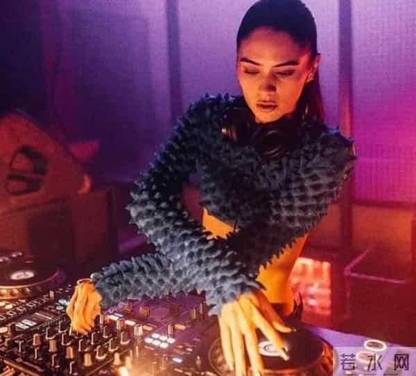 50岁贝克汉姆带妻儿领勋章,14岁小七好漂亮,布鲁克林依旧没露面