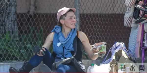 “惨文化”人物代表，昔日性感女神如今在街头捡垃圾