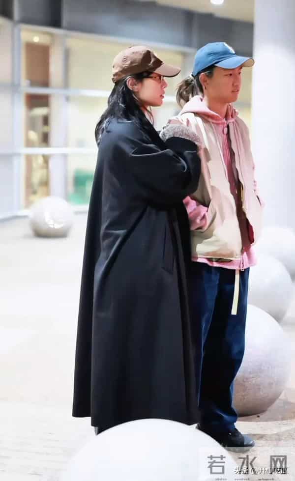 白百何带两个儿子现身！17岁大儿子长得像前夫陈羽凡，二儿子5岁