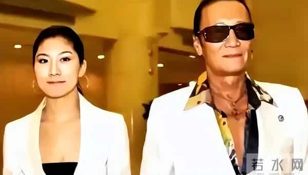 被谢贤养了12年,用青春换来2000万的Coco,已经走上了另一条道路