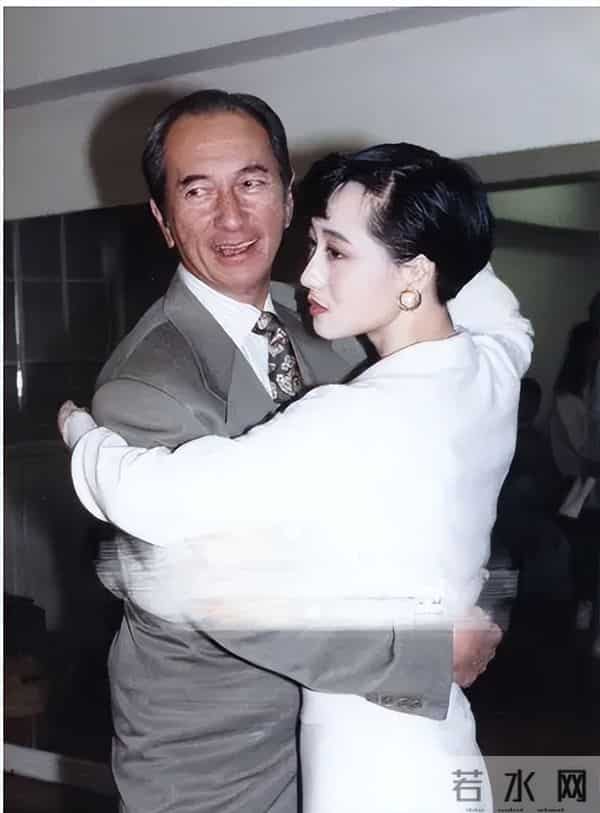 赌王去世5年，再看被何超琼抚养的“私生子”，他这盘棋下的真大