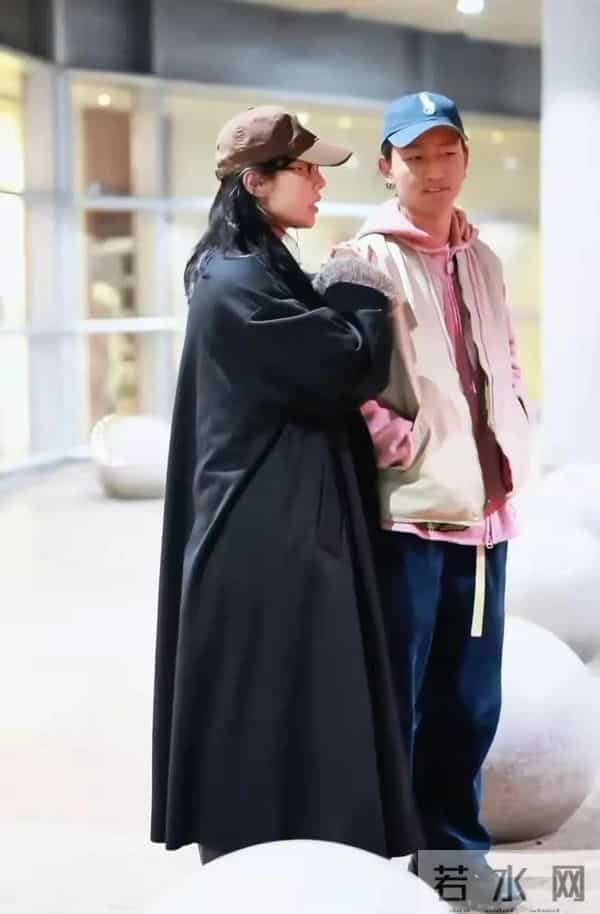 白百何带俩儿子现身，17岁大儿子像陈羽凡，5岁二宝太机灵