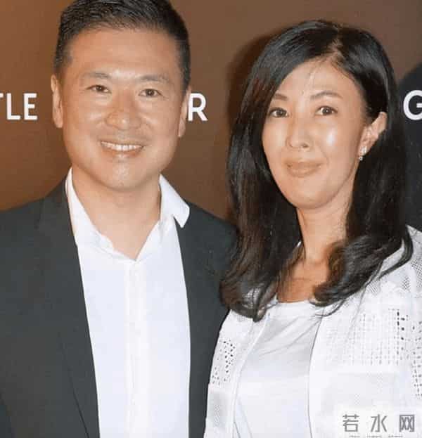 李嘉欣亲姐当婆婆了,有多少人还记得她苦等五年,带球上位的往事