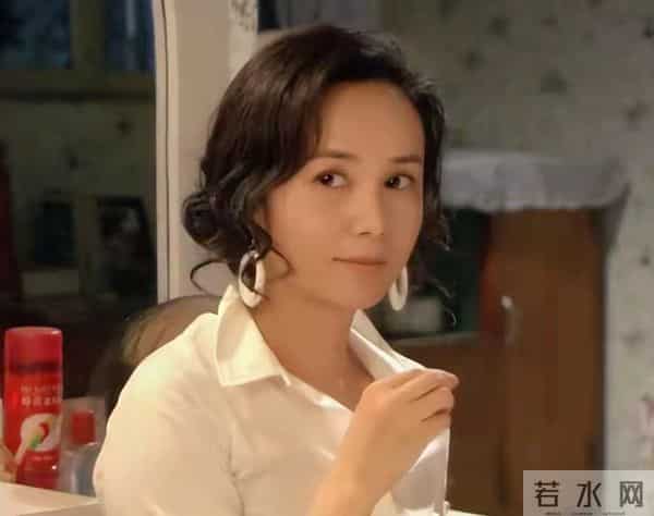 59岁蒋雯丽现状,定居英国,又瘦又老,网友惋惜:一代女神也老了